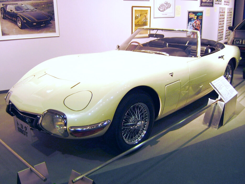 TOYOTA_2000GT_Bond_vehicles-CC-BY-SA-3.0-wikimedia.jpg