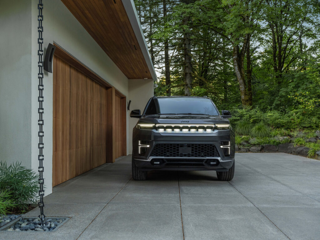 2026 Jeep Grand Wagoneer Front Centre View
